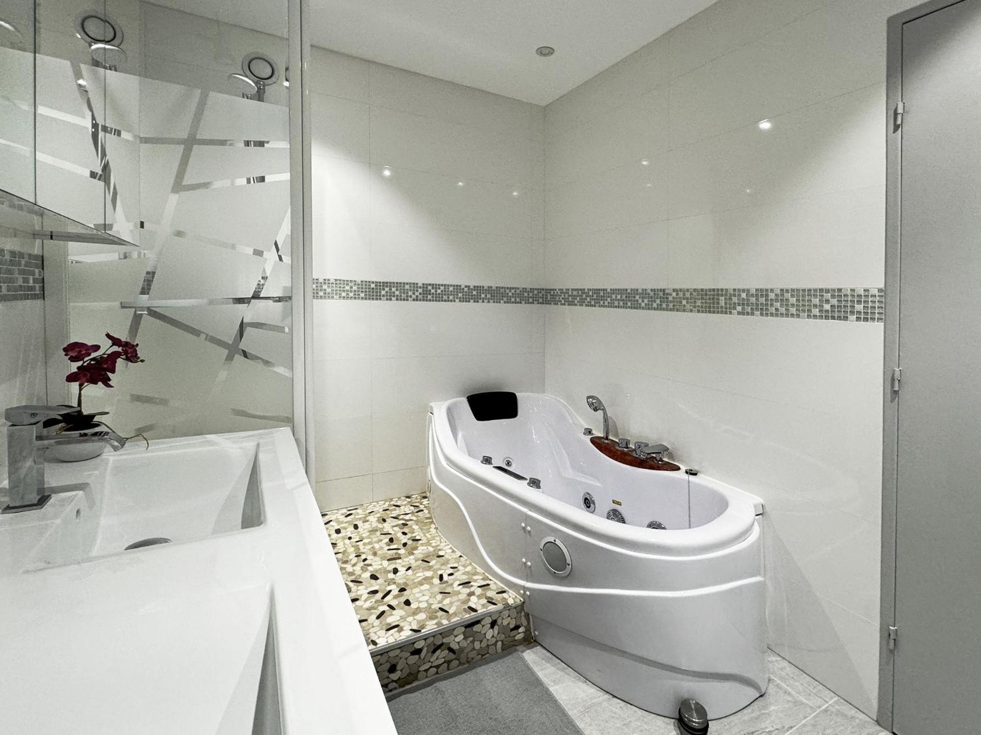 Chez Velia Grand 4 Pieces, Parking Prive Et Emplacement Ideal * Strasbourg